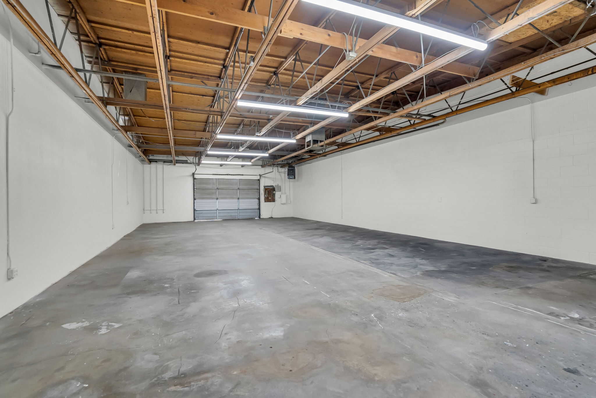 Vacant small bay warehouse shown in broom clean, white box condition.